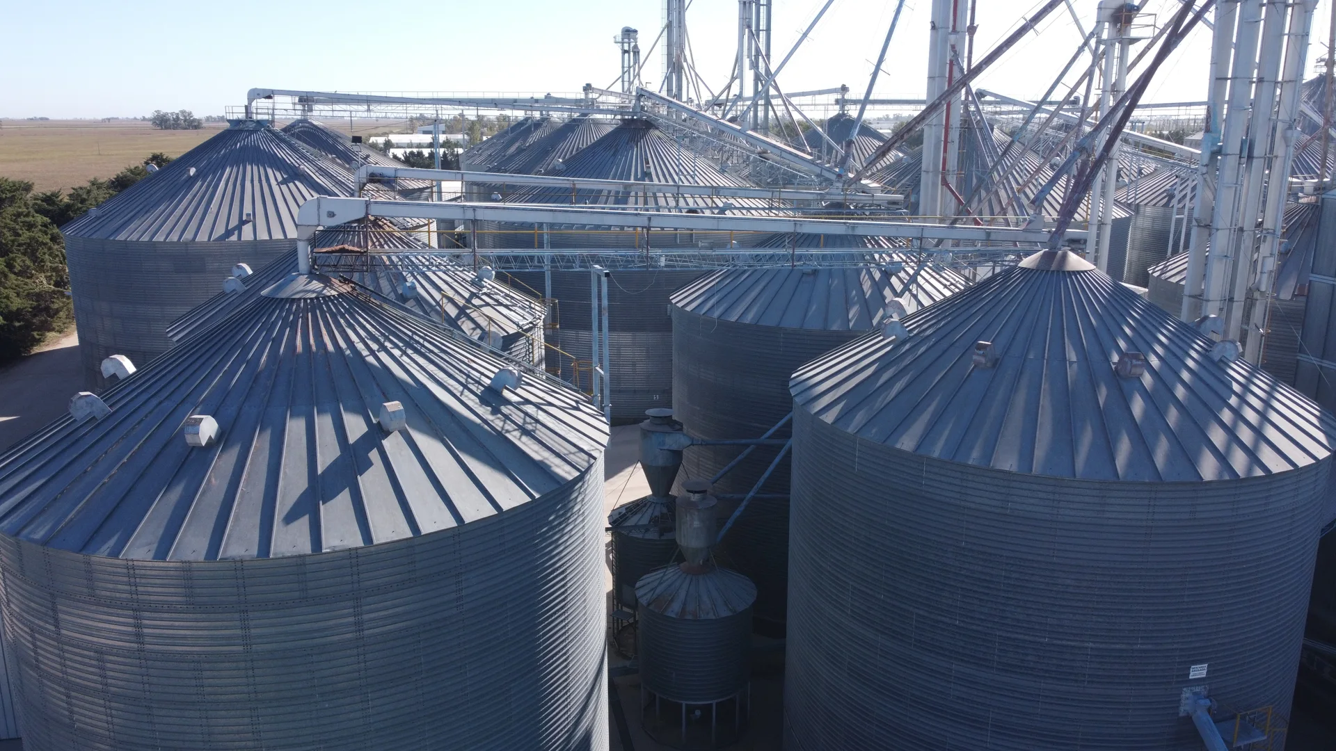 Vista de silos e instalaciones para el almacenamiento y transporte de granos